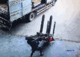 手動搬運車事故1.png